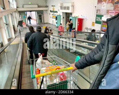Menschen mit Gesichtsmasken in Morrisons Supermarkt, London, Vereinigtes Königreich Stockfoto