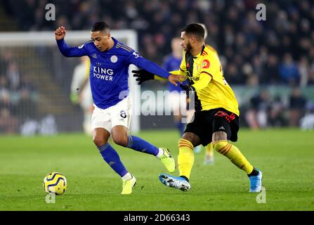 Leicester City kämpfen Youri Tielemans (links) und Watfords Etienne Capoue um den Ball Stockfoto