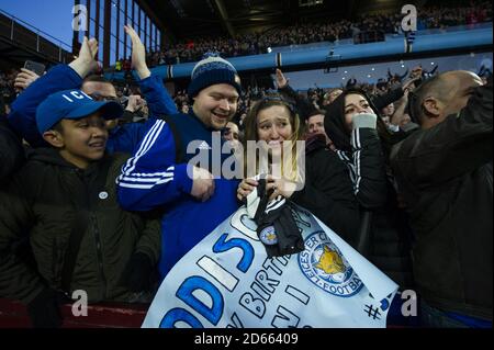 Ein Fan hält ein Plakat und Leicester City James Maddisonâ €™s Spiel-Shirt nach der Premier League-Fixture zwischen Aston Villa und Leicester City Stockfoto