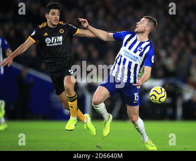 Raul Jimenez (links) der Wolverhampton Wanderers und Adam Webster von Hove Albion Stockfoto