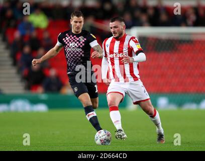 James Collins (links) von Luton Town und Tom Edwards von Stoke City in Aktion Stockfoto