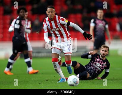 Tom Ince (links) von Stoke City und Andrew Shinnie von Luton Town in Aktion Stockfoto