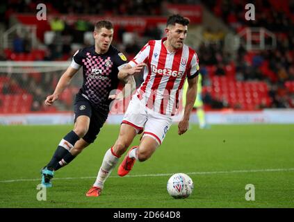 James Collins (links) von Luton Town und Danny Batth von Stoke City im Einsatz Stockfoto