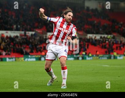 Joe allen von Stoke City feiert das dritte Tor seiner Seite Stockfoto