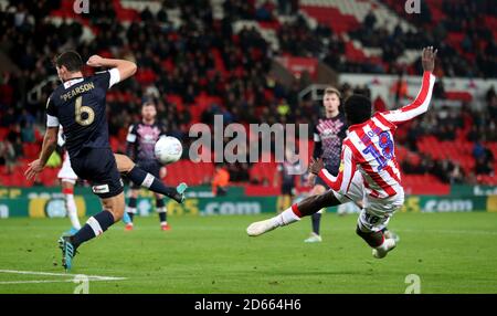 Stoke City-Mame Biram Diouf hat einen Schuss aufs Tor Stockfoto