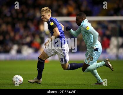 Kristian Pedersen (links) und der helle Osayi-Samuel der Queens Park Rangers in Birmingham in Aktion Stockfoto