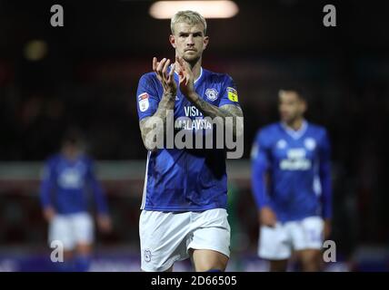 Aden Flint von Cardiff City lobt die Fans nach dem Spiel Stockfoto