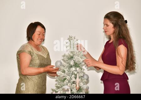 Zwei glücklich aussehende Frauen elegant gekleidet dekorieren eine schöne Stockfoto