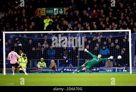 Everton Torhüter Jordan Pickford gelingt es nicht, einen Save zu machen, da Leicester City's Demarai Gray im Penalty-Out auf seinen Seiten den dritten Elfmeter erzielt Stockfoto