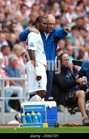 Tottenham Hotspur Manager Martin Jol spricht vorher mit Darren Bent Er betritt das Feld, um sein Debüt zu geben Stockfoto