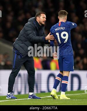 Chelsea-Manager Frank Lampard spricht mit Mason Mount von der Touchline Stockfoto