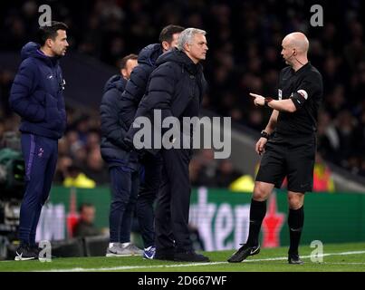 Schiedsrichter Anthony Taylor (rechts) spricht mit Tottenham Hotspur Manager Jose Mourinho und Chelsea-Manager Frank Lampard an der Touchline Stockfoto