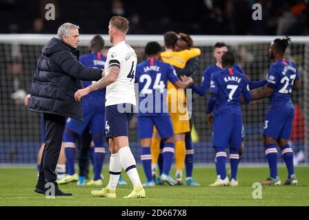 Tottenham Hotspur-Manager Jose Mourinho (links) schüttelt mit Toby Alderweirold die Hände, als Chelsea-Spieler nach dem Spiel feiern Stockfoto