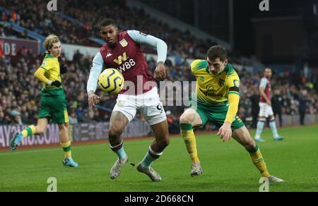 Wesley von Aston Villa (links) und Kenny McLean von Norwich City kämpfen um den Ball Stockfoto