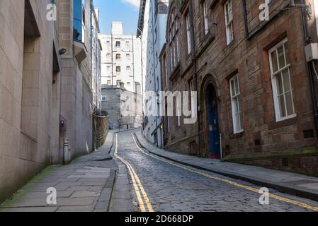 Schmale gepflasterte Straße mit Steingebäuden auf einer sonnigen gesäumt Wintertag Stockfoto