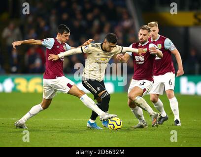 Andreas Pereira (Center) von Manchester United kämpft um den Ball mit Burnleys Jack Cork (links) und Charlie Taylor Stockfoto