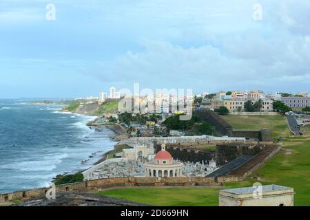 Friedhof Santa Maria Magdalena de Pazzzis, von Castillo San Felipe del Morro El Morro, San Juan, Puerto Rico. Castillo San Felipe del Morro ist designa Stockfoto