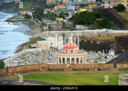 Friedhof Santa Maria Magdalena de Pazzzis, von Castillo San Felipe del Morro El Morro, San Juan, Puerto Rico. Castillo San Felipe del Morro ist designa Stockfoto