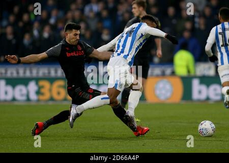 Danny Batth von Stoke City fouls Steve Mounie von Huddersfield Town Stockfoto