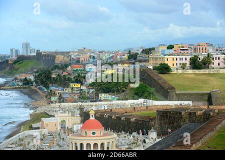 Friedhof Santa Maria Magdalena de Pazzzis, von Castillo San Felipe del Morro El Morro, San Juan, Puerto Rico. Castillo San Felipe del Morro ist designa Stockfoto