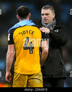 Port Vale Manager John Askey spricht nach dem Abpfiff mit Luke Joyce von Port Vale Stockfoto