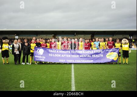 Eine allgemeine Ansicht der Spieler, die ein Banner zum Bewusstsein für psychische Gesundheit im Pirelli-Stadion halten Stockfoto