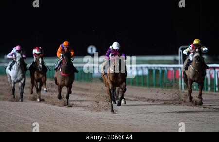 Astro Jakk, der von Clifford Lee geritten wurde, führt das Rennen während des Betway Handicap (Klasse 4) auf der Southwell Racecourse Stockfoto