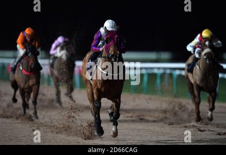 Astro Jakk, der von Clifford Lee geritten wurde, führt das Rennen während des Betway Handicap (Klasse 4) auf der Southwell Racecourse Stockfoto