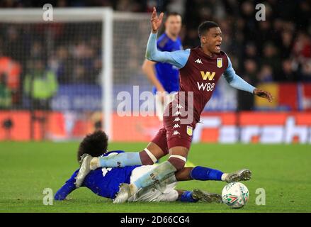 Der Hamza Choudhury (links) von Leicester City greift Ezri Konsa von Aston Villa an Stockfoto