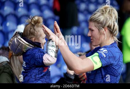 Chelsea-Damen Millie Bright grüßt nach dem Spiel einen jungen Fan auf den Tribünen Stockfoto