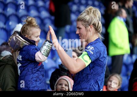 Chelsea-Damen Millie Bright grüßt nach dem Spiel einen jungen Fan auf den Tribünen Stockfoto