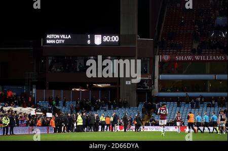 Die Anzeigetafel zeigt den 6:1-Endstand von Manchester City über Aston Villa an Stockfoto