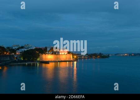 La Fortaleza (die Festung) bei Nacht, San Juan, Puerto Rico. La Fortaleza ist die offizielle Residenz des Gouverneurs von Puerto Rico, die auch P genannt wird Stockfoto