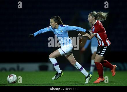 Caroline Weir (links) von Manchester City kommt an Maddy Cusack von Sheffield United vorbei Stockfoto