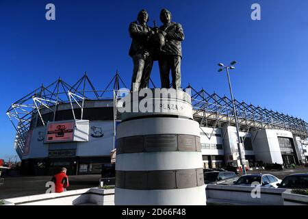 Die Statue der ehemaligen Derby County Manager Brian Clough und Peter Taylor ist vor dem Spiel außerhalb des Stadions zu sehen Stockfoto