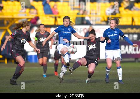 Simone Magill (zweite linke Seite) von Everton und Jade Moore (zweite rechte Seite) kämpfen um den Ball Stockfoto