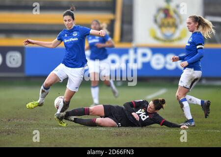 Evertons Abbey-Leigh Stringer wird von Reading's Jade Moore in Angriff genommen Stockfoto