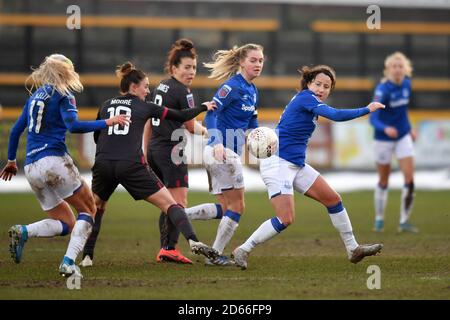 Die Maeva Clemaron (rechts) von Everton und Jade Moore von Reading konkurrieren um Besitz Stockfoto