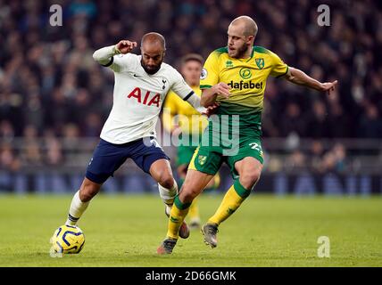 Die Tottenham Hotspur kämpfen Lucas Moura (links) und Teemu Pukki von Norwich City um den Ball Stockfoto