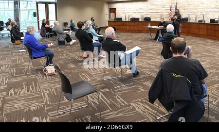 Mount Pleasant, Wisconsin, USA. Oktober 2020. Die Ausbildung findet in der Village Hall Mittwoch, 14. Oktober 2020 für etwa zwei Dutzend der 200 Menschen, die freiwillig Wahlkampfhelfer im Dorf Mount Pleasant, Wisconsin, werden. (Bild: © Mark HertzbergZUMA Wire) Stockfoto