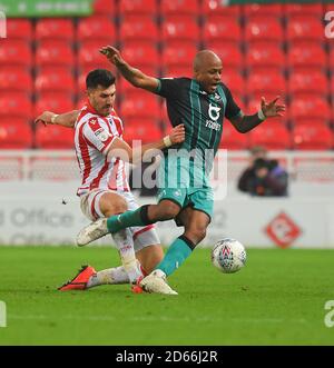 Der aus Stoke City stammende Danny Batth (links) fouls Andre Ayews von Swansea City Stockfoto