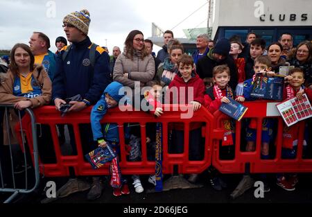 Die Fans von Liverpool und Shrewsbury beginnen sich außerhalb des Stadions zu versammeln Stockfoto