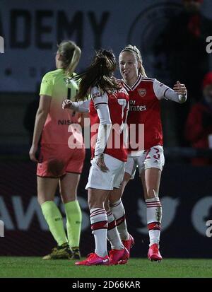 Danielle Van De Donk (Mitte) von Arsenal feiert das Tor ihrer Mannschaft Zweites Tor des Spiels mit Beth Mead Stockfoto