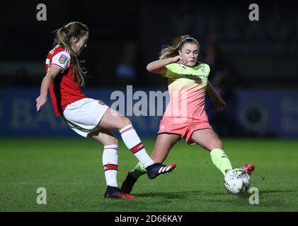 Arsenals Lisa Evans (links) und die Georgia Stanway von Manchester City kämpfen um den Ball Stockfoto