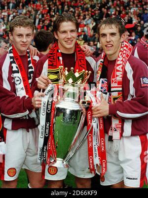 Ole Gunnar Solskjaer (links), David Beckham (Mitte) und Philip Neville feiern mit der Trophäe ... Fußball ... Carling Premier League ... Manchester United ... 11-05-1997 ... ... ... Bildnachweis sollte lauten: Paul Marriott/EMPICS Sport/PA Photos. Eindeutige Referenz-Nr. 230252 ... Fußball - Premiership Junge Fans von Manchester Utd, Carling Premiership Champion's 1996-97 Stockfoto