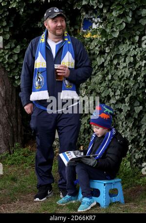 Bristol Rovers Fans vor dem Spiel außerhalb des Memorial Stadium Stockfoto