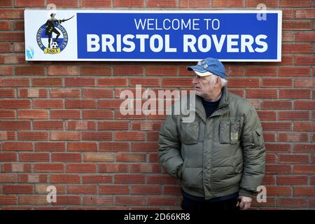 Bristol Rovers Fans vor dem Spiel außerhalb des Memorial Stadium Stockfoto