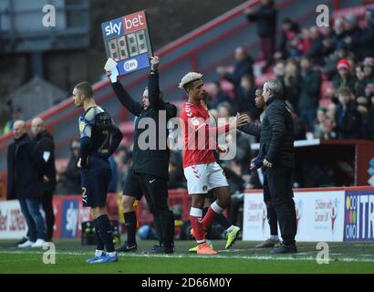 Lyle Taylor von Charlton Athletic schüttelt mit Manager Lee Bowyer die Hände, während er ersetzt wird Stockfoto