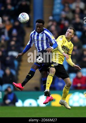 Der von Sheffield Wednesday ausgelasste Moses Odubajo (links) und der von Millwall ausgelasste Murray Wallace-Kampf um den Ball Stockfoto