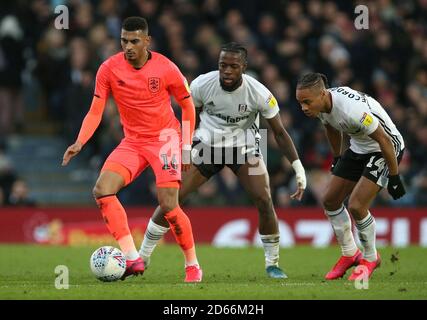 Fulhams Josh Onomah (Center) und Bobby Decordova- Reid (Right) fordern Huddersfield Town's Karlan Ahearne-Grant für den Ball heraus Stockfoto